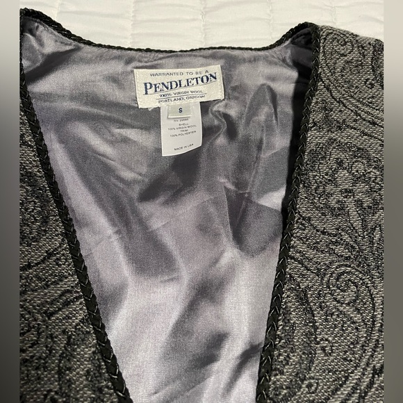 Vintage 100% virgin wool Pendleton vest with ornate toggle closure size small - Picture 2 of 7
